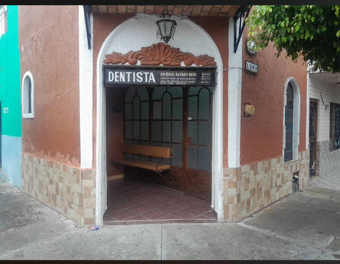 Fotografía original de la fachada y acceso al consultorio del Dr. Raúl Alfaro Neri